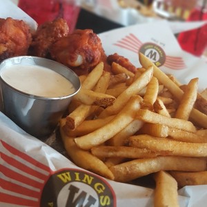 Wings con papas y soda