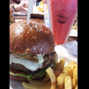 hamburguesa buenos aires con jugo de fresa natural