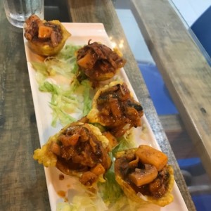 Patacones rellenos con mixto de mariscos