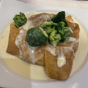 Crepe de pollo, queso y brocoli