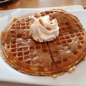 waffles con salsa de arequipe