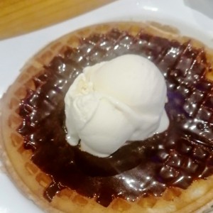 Waffle con helado y salsa de chocolate