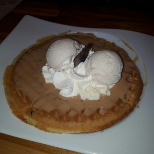 waffle con helado de vainilla y arequipe