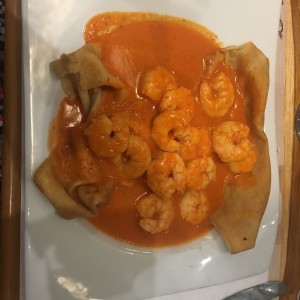 crepe de camarones en salsa de la casa