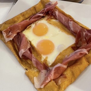 Crepa con queso,huevos,jamon cerrano