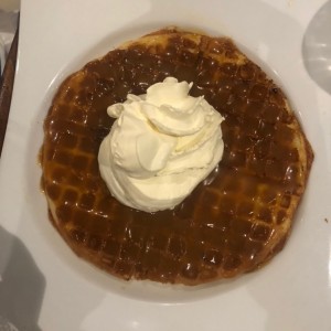 Waffle sencillo con crema chantilly