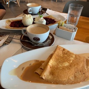 Crepe con queso y dulce de leche