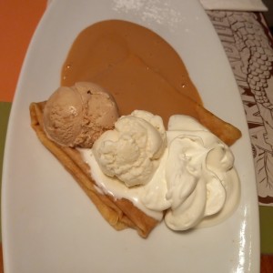 crepe arequipe y helado de vainilla 