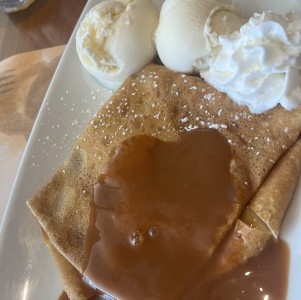 Crepes de arequipe y helado de vainilla