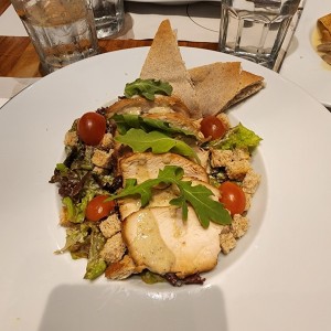 Ensalada cesar con pollo y salsa de anchoas