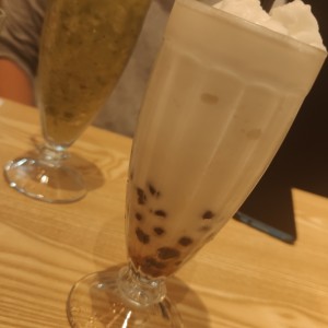 limonada de hierba buena y al frente bubble tea de vainilla ?