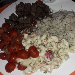 Carne de res, ensalada de coditos y tomate