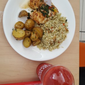 Pollo al grill con papas y arroz con vegetales