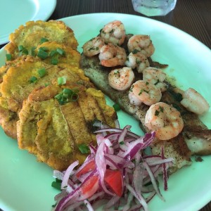 filete de corvina con camarones