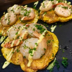 patacones con camarones al ajillo