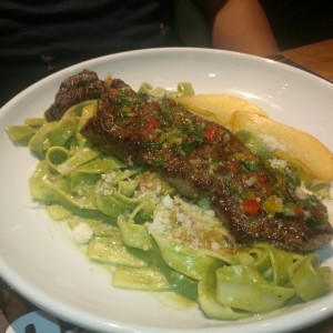 linguinis en salsa de albahaca y churrasco