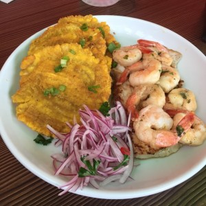 Filete de pescado con camarones y patacones