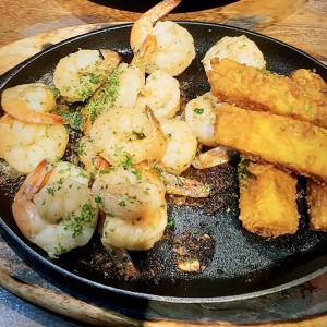 Camarones al ajillo con yuca frita