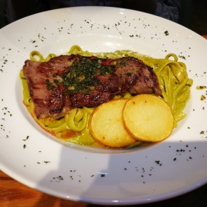 Churrasco con Tallarines al Pesto