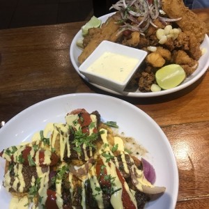 patacones con lomo y jalea de mariscos