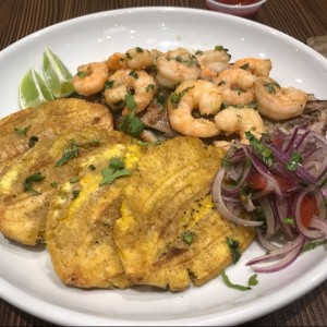 Filete de corvina con camarones y patacones