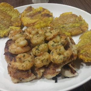 filete de corvina con camarones encima y patacones 