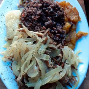 Vaca frita de carne, pollo y cerdo