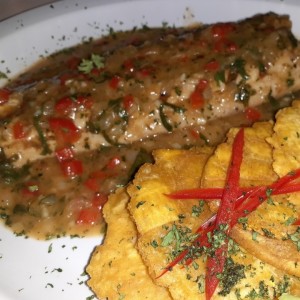 Corvina al ajillo con patacones