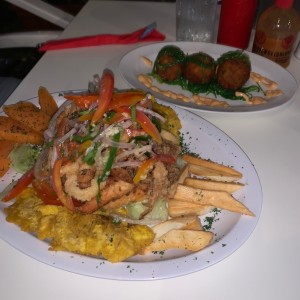 jalea de mariscos y bolitas de cangrejo