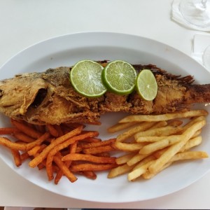 pescado frito con camote frito y papas fritas