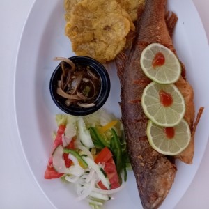 Pescado con patacones y ensalada