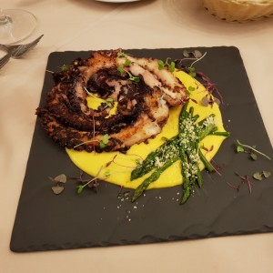 Pulpo al grill sobre pure de zapallo