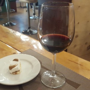 vino de la casa y tres leche