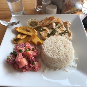 Pollo a la plancha con arroz y ensalada