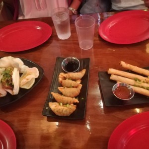 pork belly bao, gyosas y taquitos asiaticos