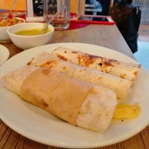 Taco al pastor, chuleta y chorizo en tortilla de harina