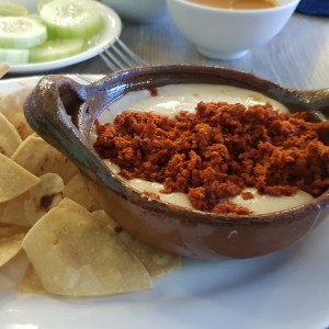 queso fundido con chorizo