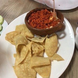 Queso fundido con chorizo