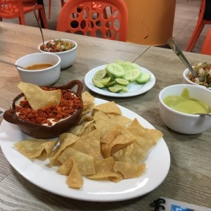 Queso fundido con chorizo y totopos