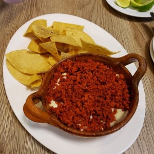 queso fundido con chorizo