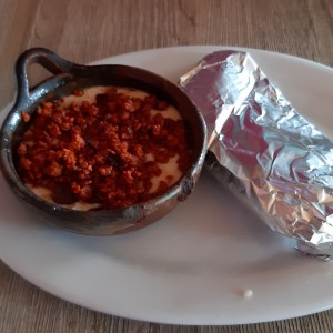 Entradas - Queso Fundido con chorizo