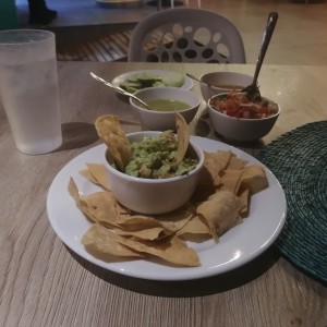 Guacamole con totopos