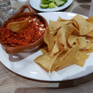 queso fundido con chorizo