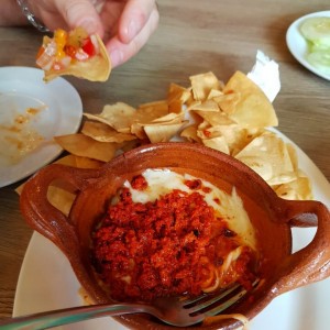 Queso fundido con chorizo "rico".