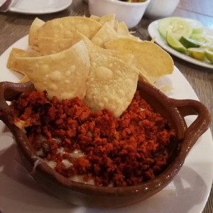 Queso Fundido con Chorizo