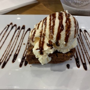 brownie con helado de vainilla