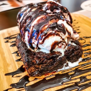 Brownie con helado