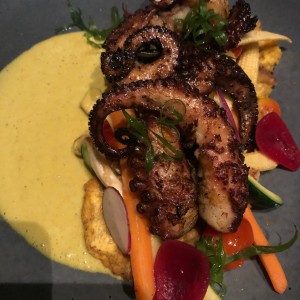 Pulpo con cama de patacones