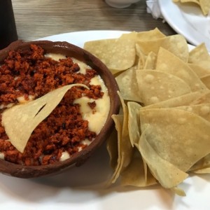 chorizo con queso fundido 