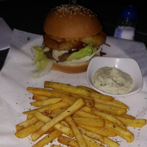 Ancon Red Burger con papitas y salsa de la casa aparte.